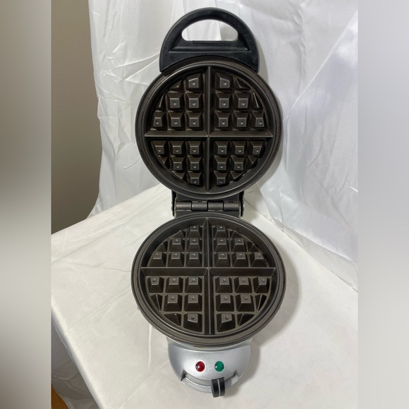 VILLAWARE 2002 Heavy Duty Die-cast Aluminum UNO Belgian Round Waffle Maker - Picture 3 of 4